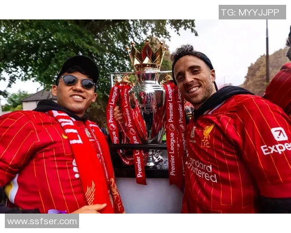 足球传奇谢幕之战：昔日英雄挥别绿茵场，精彩瞬间永载史册